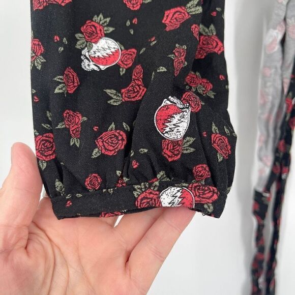 Junk Food Black Red Roses Grateful Dead Wrap Around Rose Shirt Medium - Picture 5 of 7